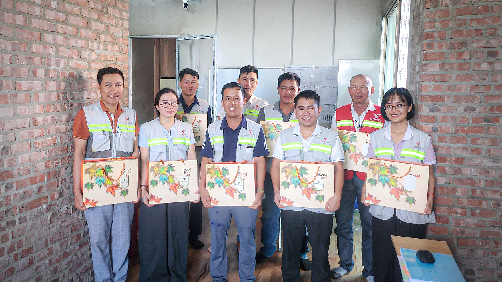 Anh em VictoryCons tại công trường nhận bánh Trung Thu