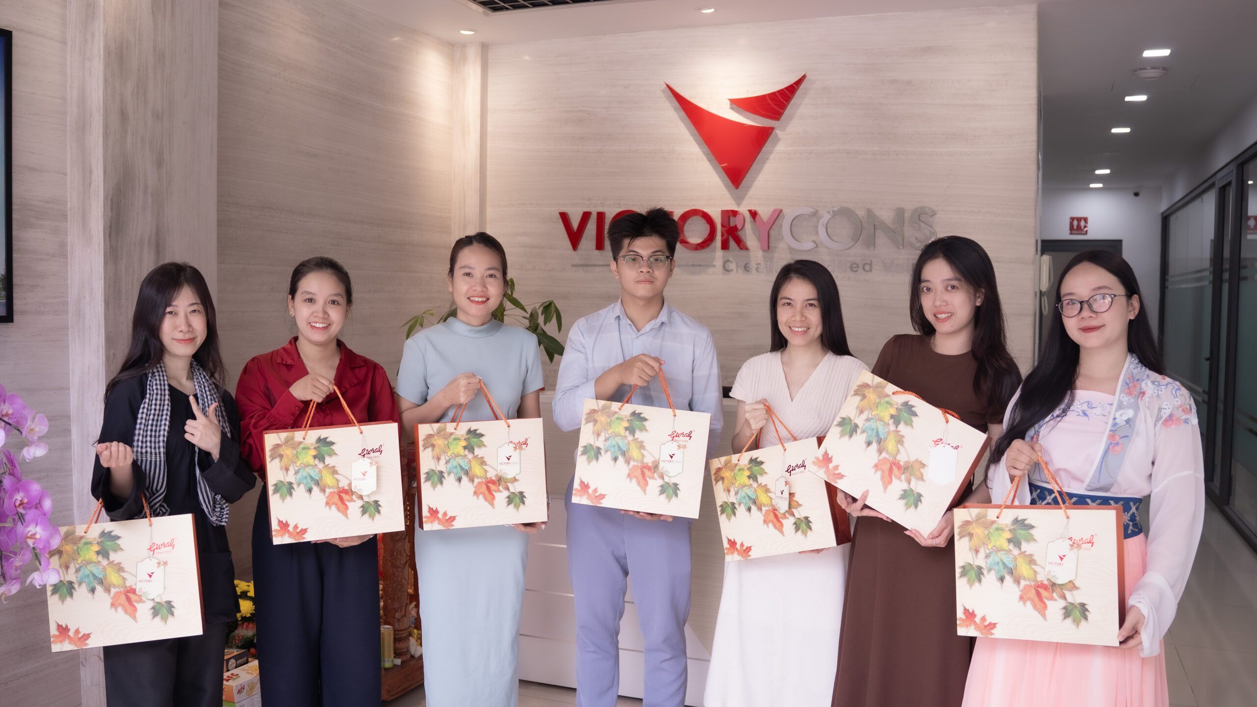 Nhân viên VictoryCons cùng nhận quà Trung Thu