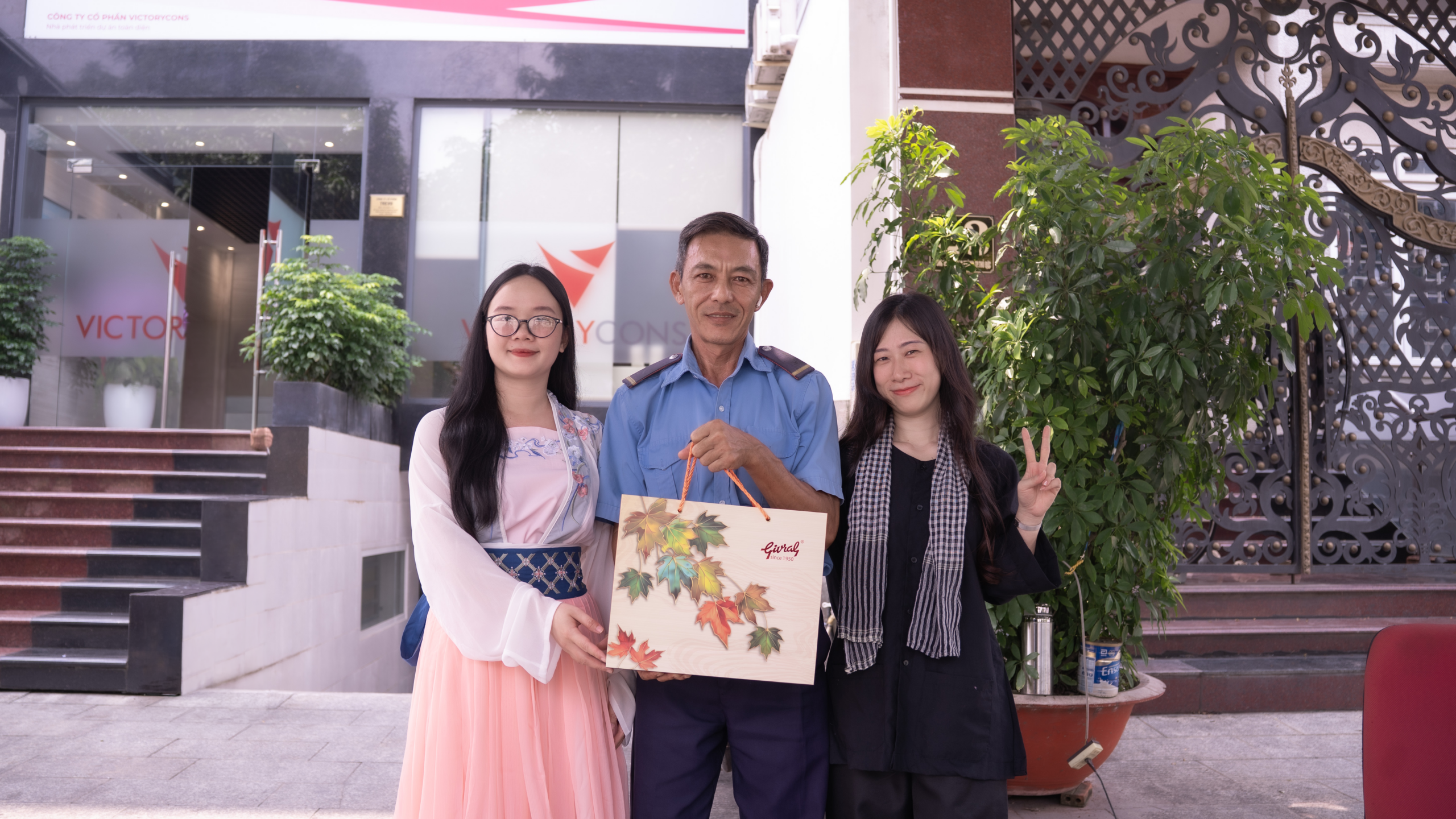 Hoạt động trao tặng bánh Trung Thu tại VictoryCons