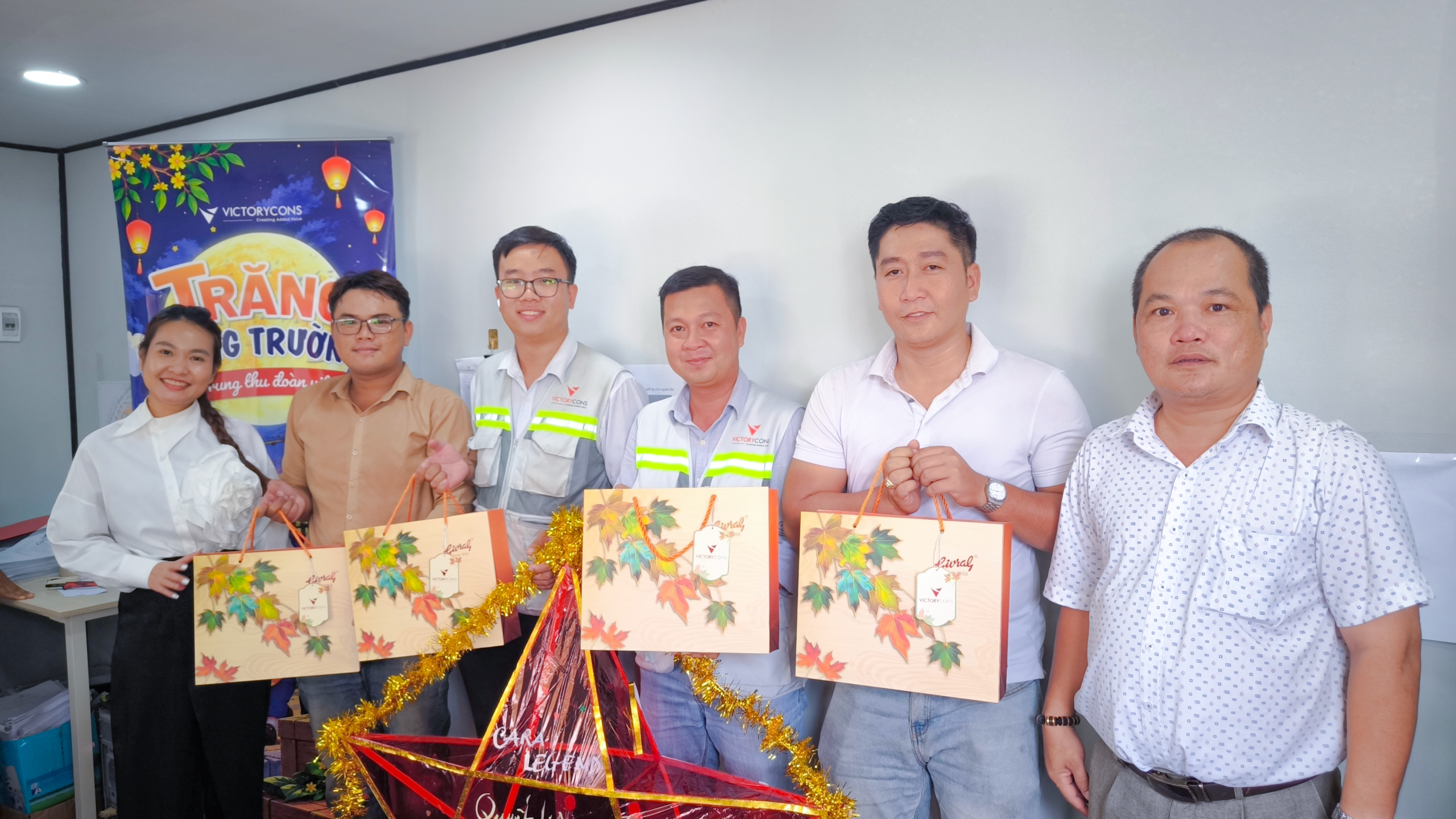 CBNV VictoryCons nhận bánh Trung Thu 2026