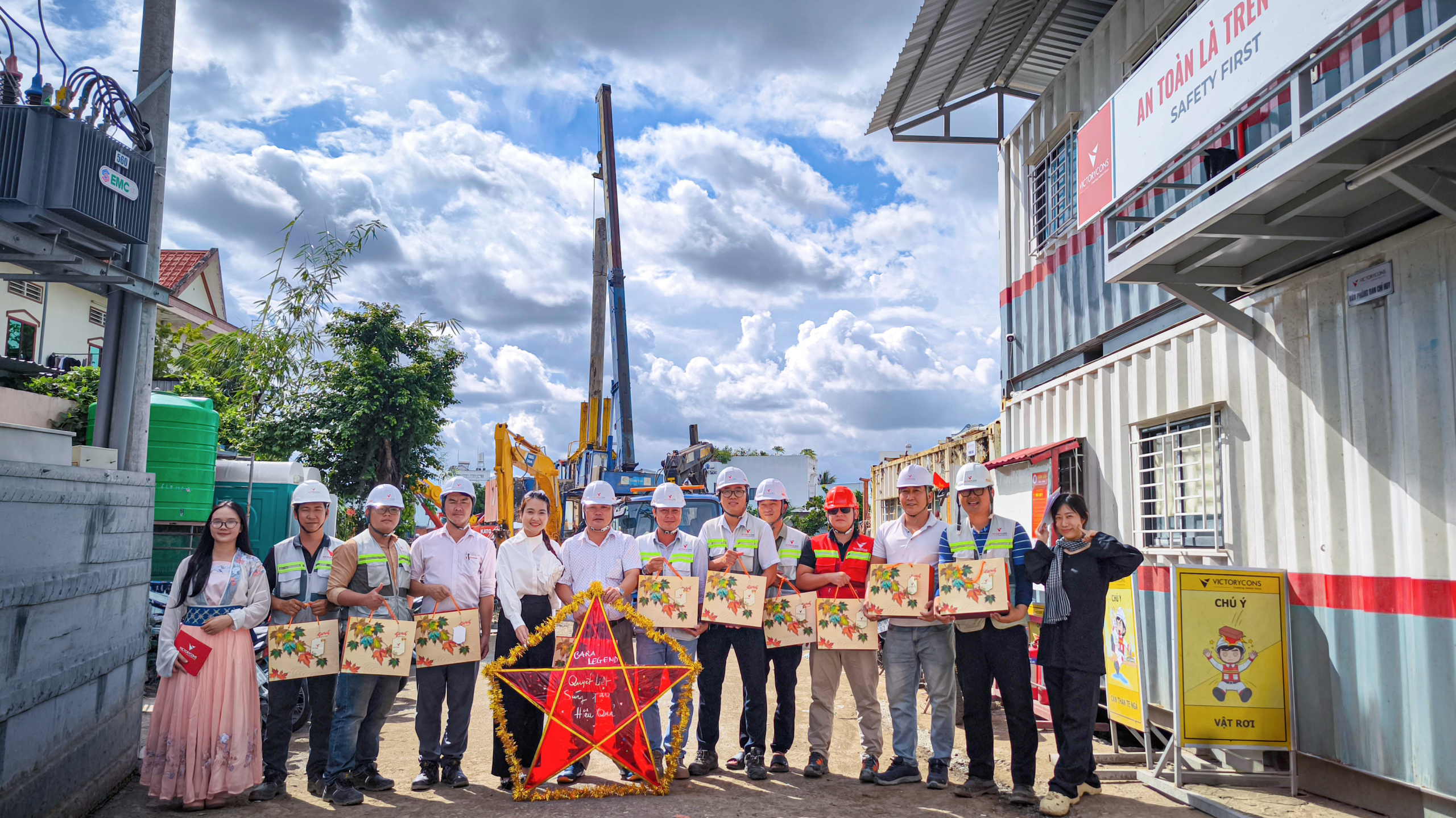 Anh em VictoryCons tại công trường nhận bánh Trung Thu