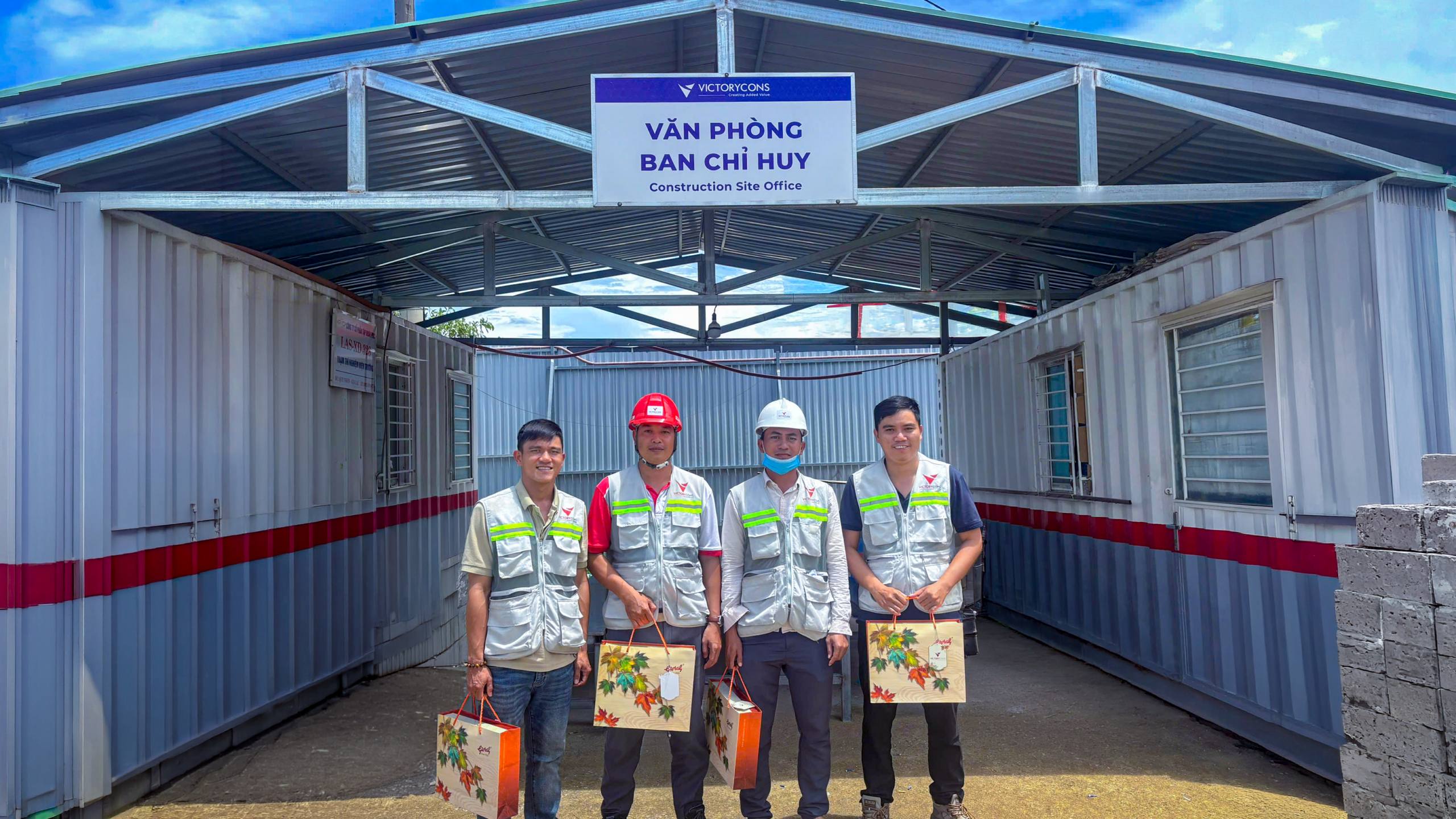 Anh em VictoryCons tại công trường nhận bánh Trung Thu