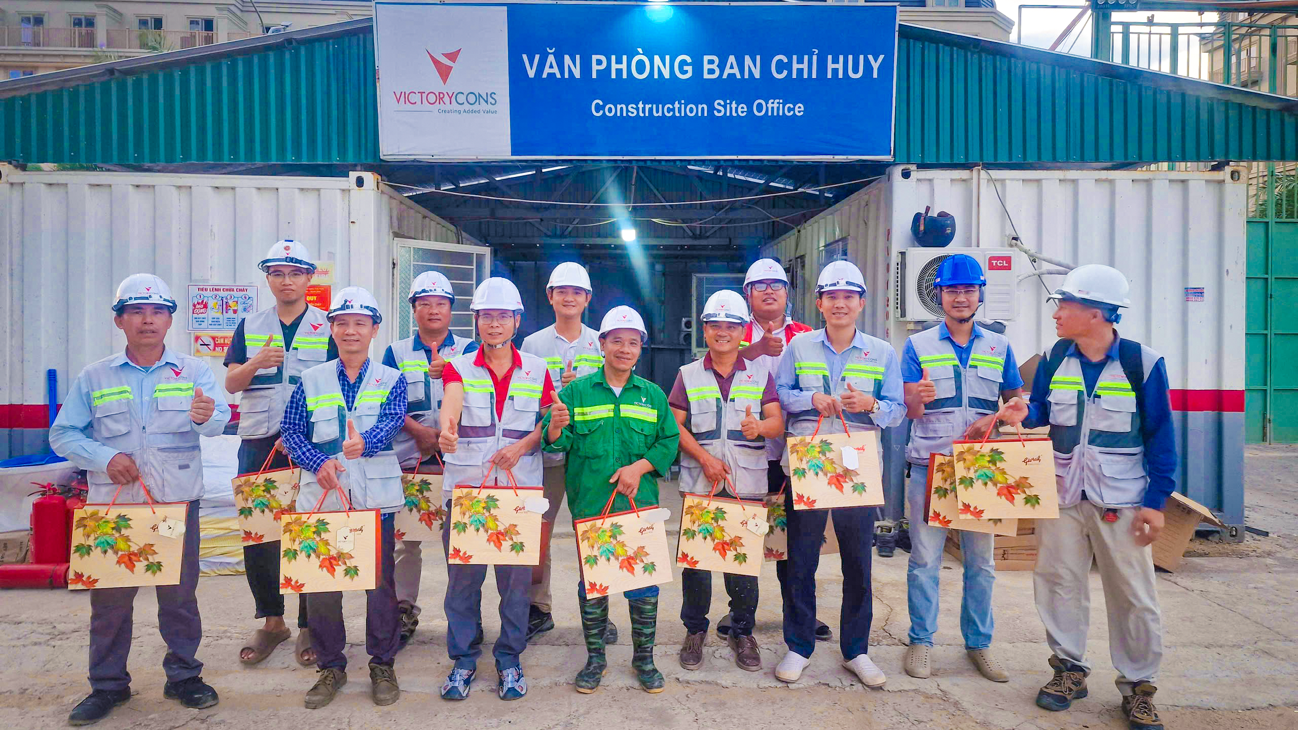 Anh em VictoryCons tại công trường nhận bánh Trung Thu