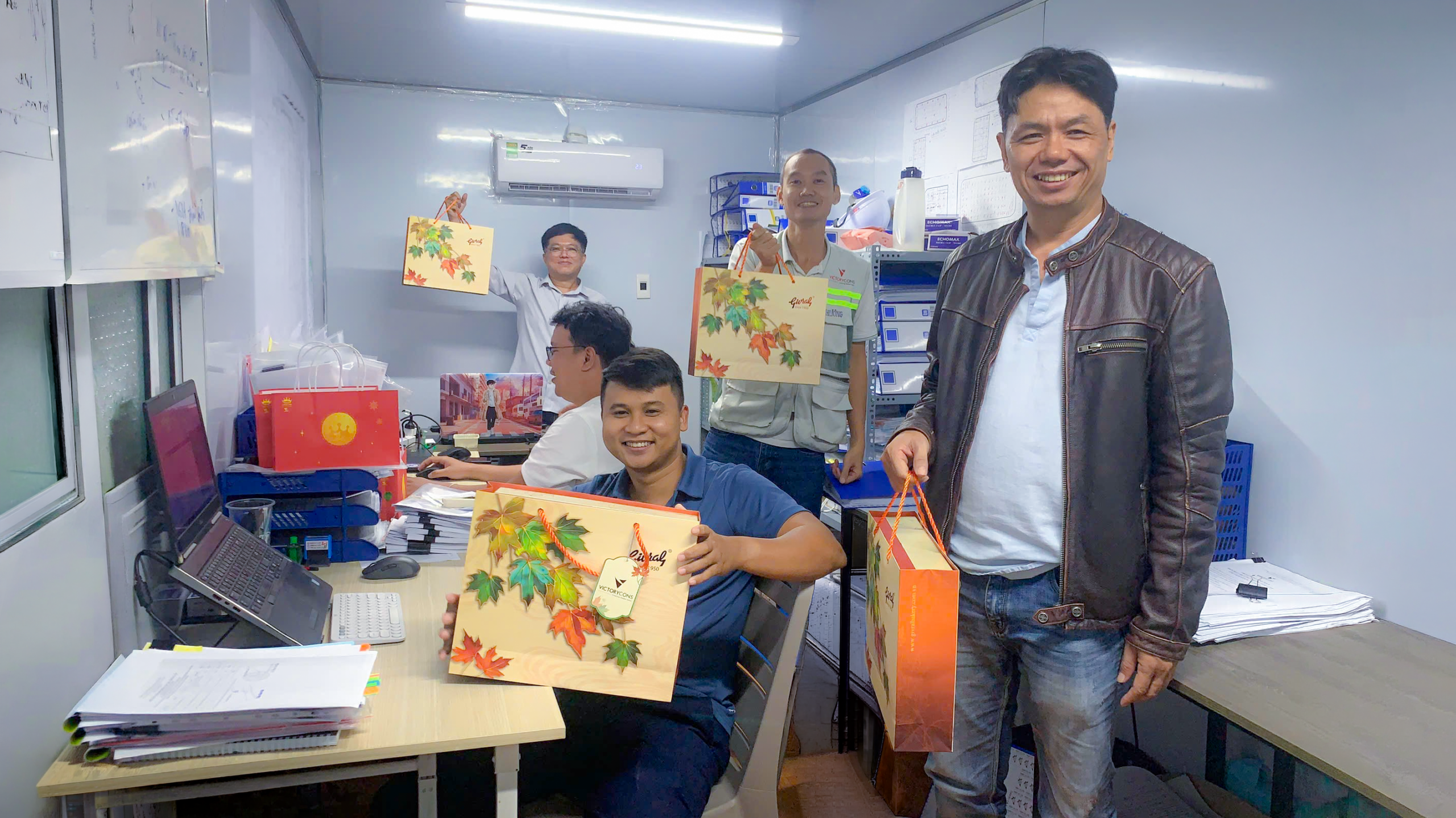 Anh em VictoryCons tại công trường nhận bánh Trung Thu